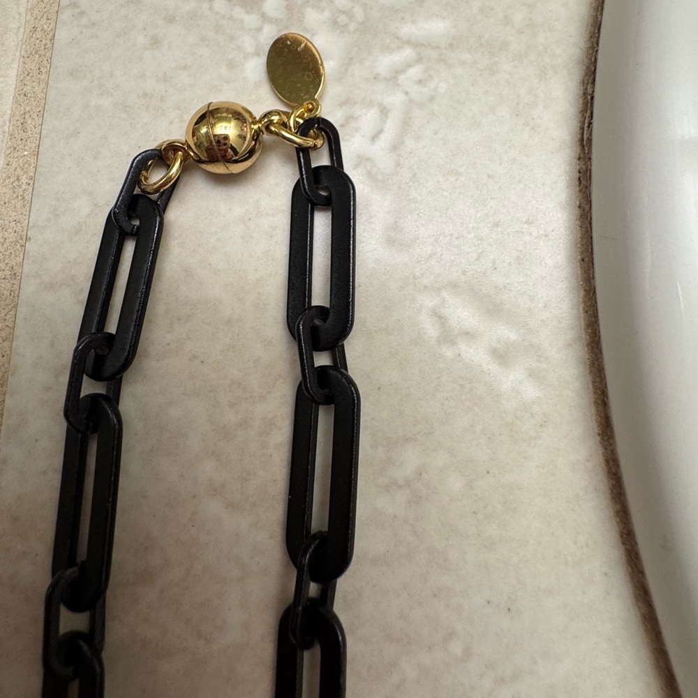 New By Alexa Rae BAR Melania Clara Black Oval Link Magnetic Closure Necklace - Picture 4 of 4